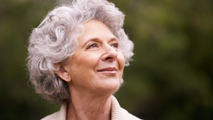an den lady looking at the horizon